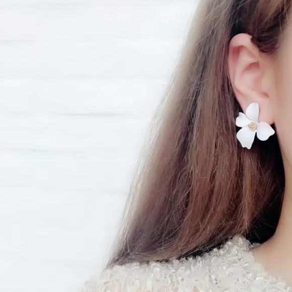 White floral earrings - Picture 2 of 6